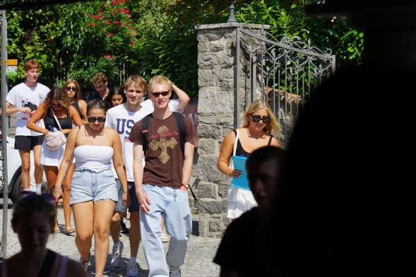 Students arriving at the Franklin Kaletsch campus