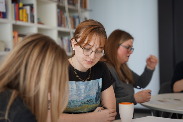 An Orientation Mentor helping new students with registration