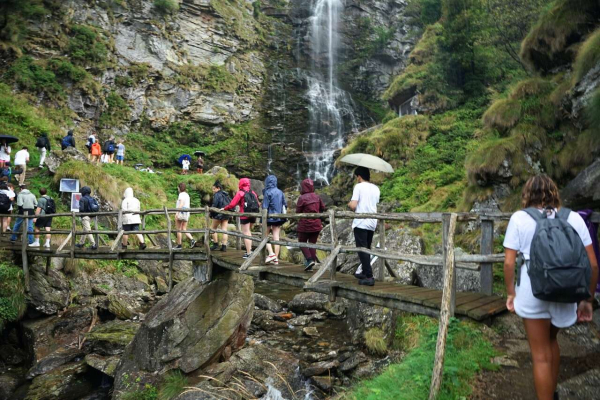 Students crossing a bridge during the Valle Verzasca trip