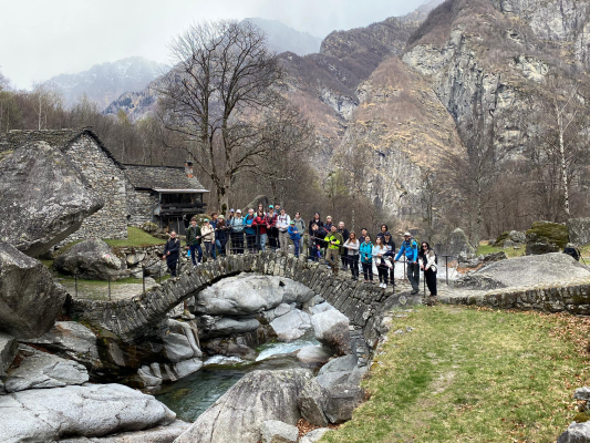 Professors Silvia Piccinelli and Patrick Della Croce organized a field trip to Val Maggia for three environmental science classes. 