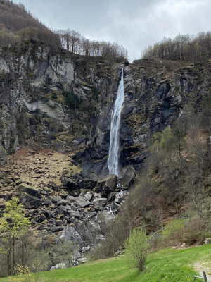 Professors Silvia Piccinelli and Patrick Della Croce organized a field trip to Val Maggia for three environmental science classes. 