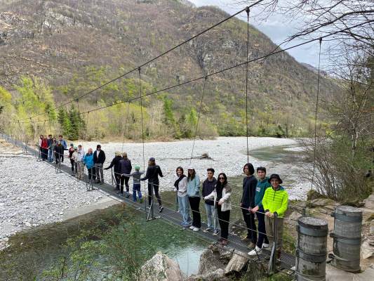 Professors Silvia Piccinelli and Patrick Della Croce organized a field trip to Val Maggia for three environmental science classes. 