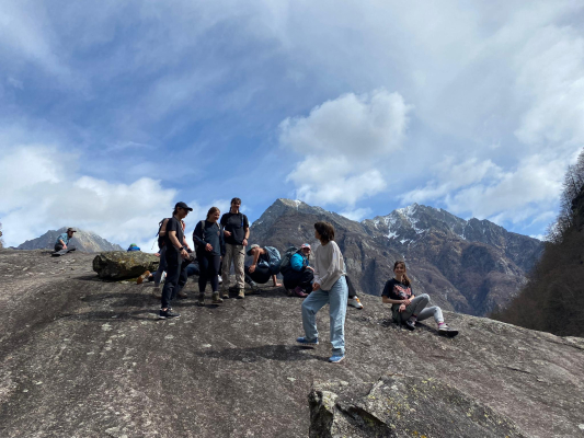 Professors Silvia Piccinelli and Patrick Della Croce organized a field trip to Val Maggia for three environmental science classes. 